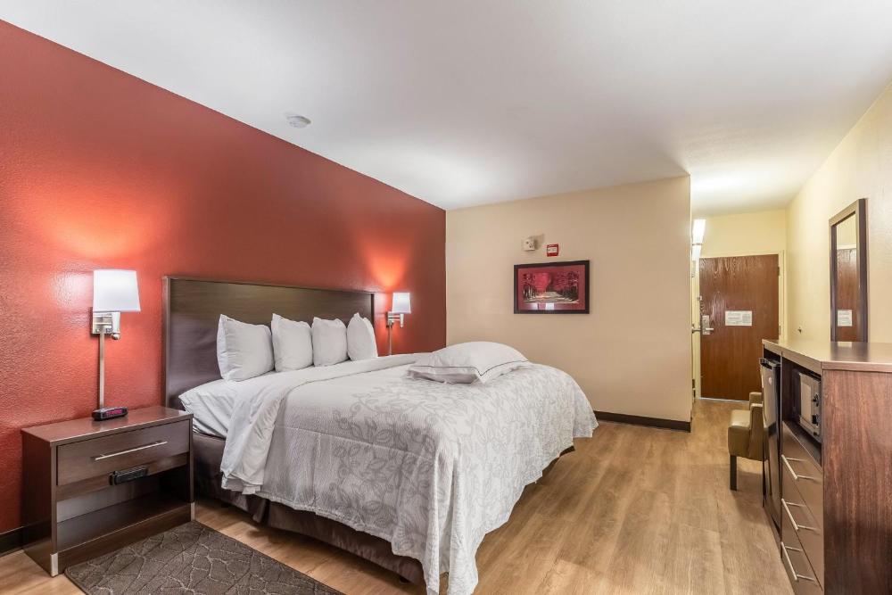 Premium King Room Disability Access Smoke Free (Upgraded Bedding and Snack Box) interior